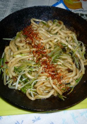 京水菜とパクチーオイル炒めの焼きうどん-レシピのメイン写真
