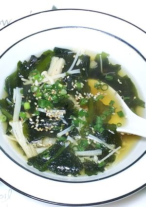 榎茸とワカメのヘルシースープ-レシピのメイン写真