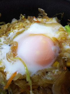 簡単美味・目玉焼きとソースキャベツ炒め-レシピのメイン写真