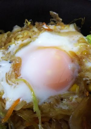 簡単美味・目玉焼きとソースキャベツ炒め-レシピのメイン写真