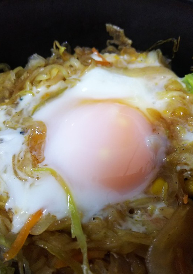 簡単美味・目玉焼きとソースキャベツ炒め-レシピのメイン写真