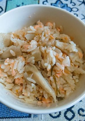 ストウブで鮭と舞茸とごぼうの炊き込みご飯-レシピのメイン写真
