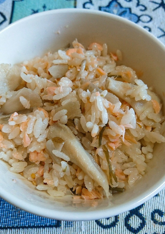 ストウブで鮭と舞茸とごぼうの炊き込みご飯-レシピのメイン写真