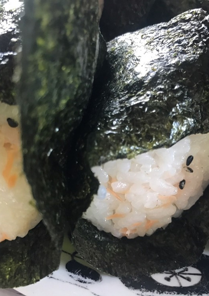 焼鮭とごま塩 おむすび-レシピのメイン写真