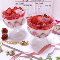 รูปของ 苺レアチーズヨーグルトグラススイーツ♡