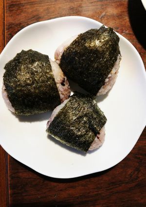 割るのが楽しみ☆★雑穀米おにぎり-レシピのメイン写真