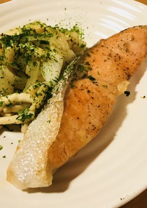 シンプル●鮭切り身の塩焼きキノコ炒め添え-レシピのメイン写真