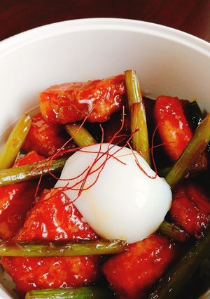 豚バラとニンニクの茎のピリ甘辛丼-レシピのメイン写真