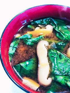ほうれん草と椎茸のお味噌汁〜赤だしver-レシピのメイン写真