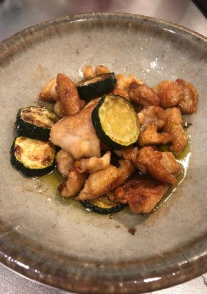 鶏皮と素揚げズッキーニ-レシピのメイン写真