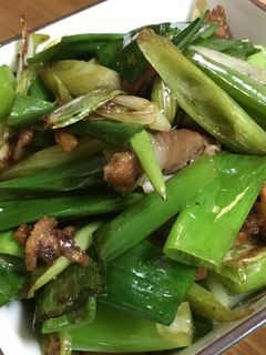 青ネギ消費☆青ネギと鶏皮の炒め物-レシピのメイン写真