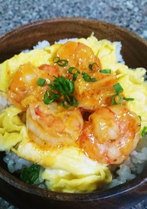 簡単にできる卵とエビマヨ丼-レシピのメイン写真