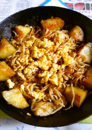 鉄パンでポテト塩焼きそば＋炒り卵-レシピのメイン写真