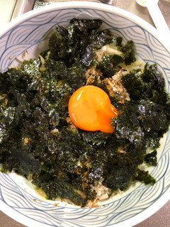 玉ねぎと韓国海苔とワカメのサラダ卵黄載せ-レシピのメイン写真