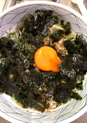 玉ねぎと韓国海苔とワカメのサラダ卵黄載せ-レシピのメイン写真