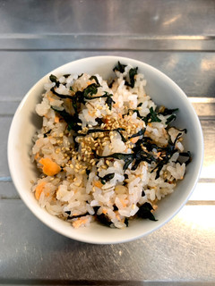 甘塩鮭とシソの香り混ぜご飯-レシピのメイン写真