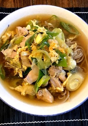 満足ボリューム♡鶏肉とふわふわ卵の蕎麦-レシピのメイン写真