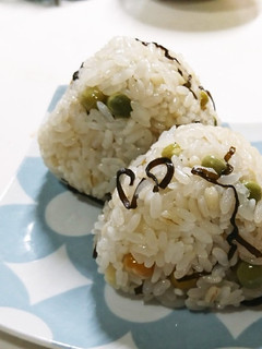 もち麦入りおにぎり えんどう豆と塩昆布-レシピのメイン写真