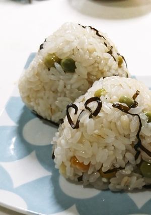 もち麦入りおにぎり えんどう豆と塩昆布-レシピのメイン写真