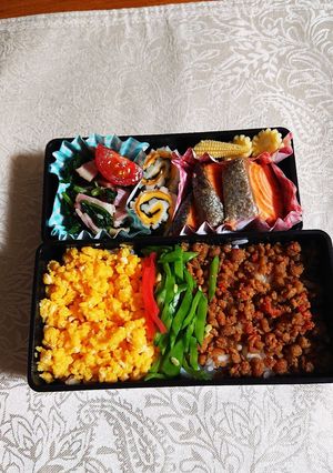 煎り卵と鶏そぼろのお弁当です-レシピのメイン写真