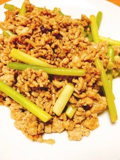 ひき肉とニンニクの芽の黒酢オイスター炒め-レシピのメイン写真