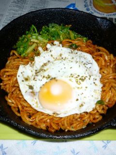 アラビアータ焼きうどん・目玉焼き載せ-レシピのメイン写真