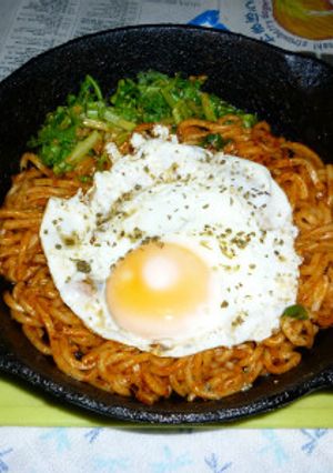 アラビアータ焼きうどん・目玉焼き載せ-レシピのメイン写真