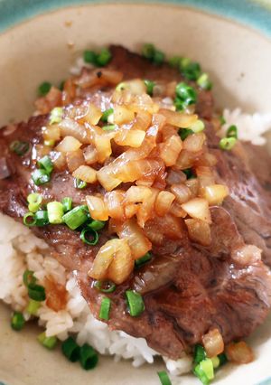 ポン酢と玉ねぎのタレ♪牛肉の焼肉丼-レシピのメイン写真