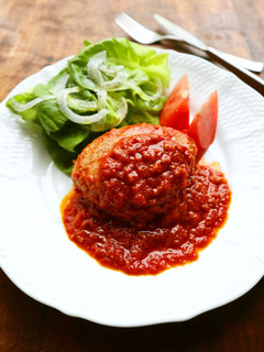新玉ねぎでふわふわ♡トマト煮込ハンバーグ-レシピのメイン写真