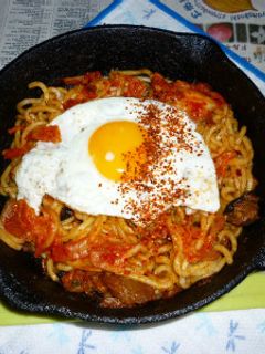 キムチ焼きうどん・目玉焼き載せ-レシピのメイン写真