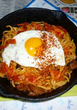キムチ焼きうどん・目玉焼き載せ-レシピのメイン写真