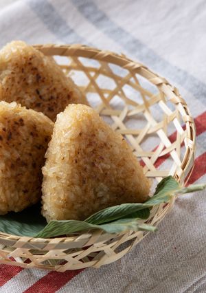 手もフライパンも汚れない！焼きおにぎり-レシピのメイン写真