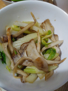 豚肉とセロリとマイタケ炒め-レシピのメイン写真