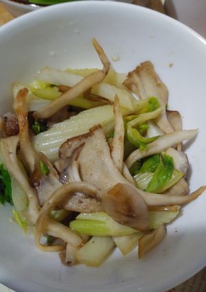 豚肉とセロリとマイタケ炒め-レシピのメイン写真