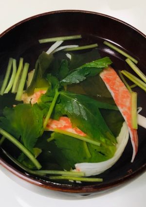 簡単☆三つ葉カニカマわかめのお吸い物-レシピのメイン写真