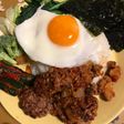 ビビンバ風ハンバーグとトマトのおうちご飯