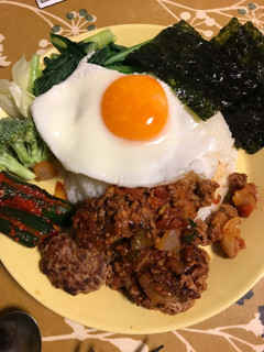 ビビンバ風ハンバーグとトマトのおうちご飯-レシピのメイン写真