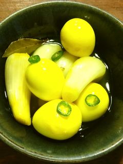 ウコンで染めた塩らっきょうとうずらの卵 -レシピのメイン写真