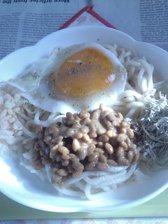 納豆+目玉焼きの焼きうどん-レシピのメイン写真