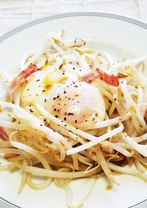 簡単に♪もやし・ベーコン・卵の巣籠もり-レシピのメイン写真