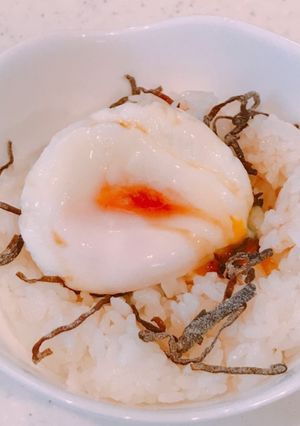 レンジで簡単、バター香る温玉と塩こんぶ丼-レシピのメイン写真
