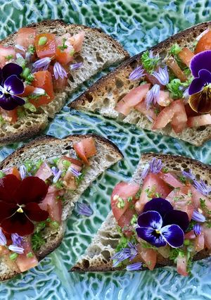 ビオラの花散らし＊ハーブのブルスケッタ-レシピのメイン写真