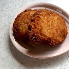 A picture of ヘルシー椎茸の肉詰めフライ.