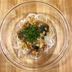 รูปของ 新玉ねぎとサバ缶サラダ