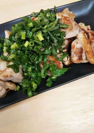 フライパンで簡単 薬味乗せ 焼き鳥風-レシピのメイン写真
