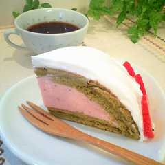 รูปของ 苺と抹茶のレアチーズ*ズコット♡