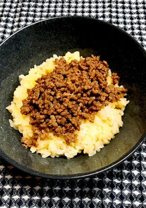 卵がけご飯ni肉そぼろ乗せて-レシピのメイン写真