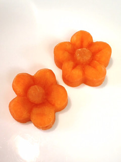 人参の飾り切り カワイイお花-レシピのメイン写真