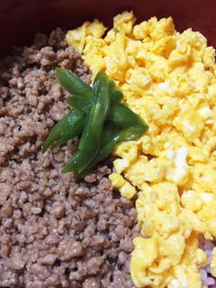 鶏ひき肉と卵で2色そぼろ丼♡-レシピのメイン写真