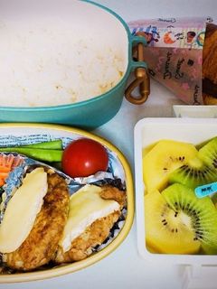 チーズハンバーグとチョコクロワッサン弁当-レシピのメイン写真
